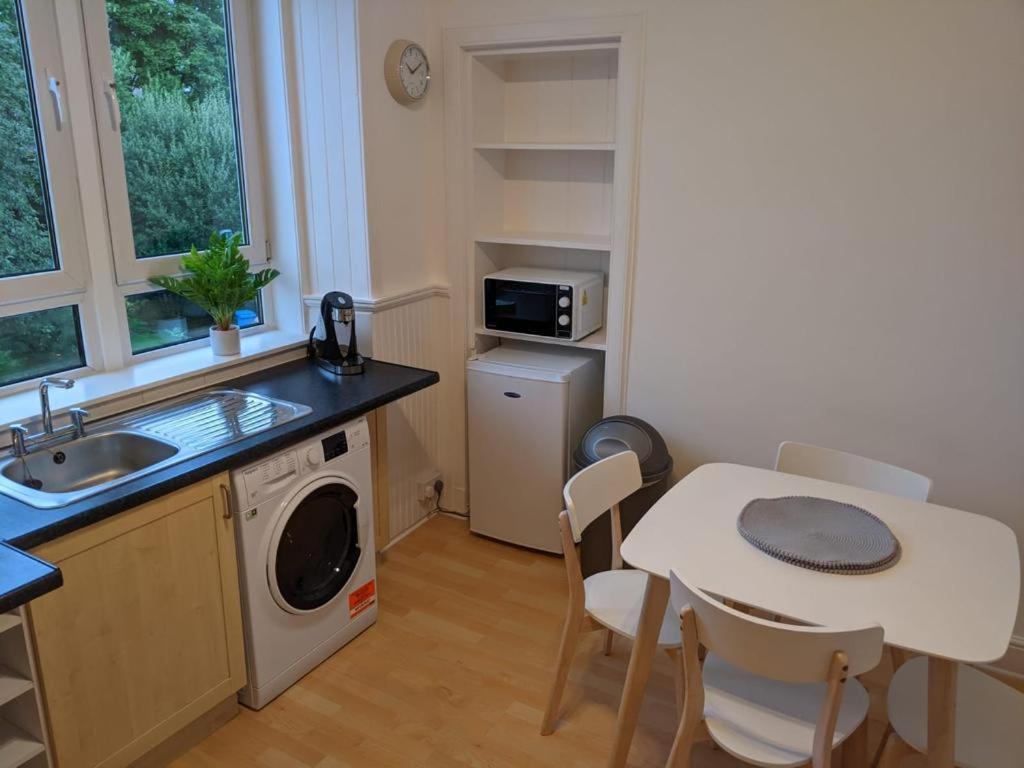Glenclova - No 5 Bellyeoman, Bright Two Bedroom Apartment 邓弗姆林 外观 照片
