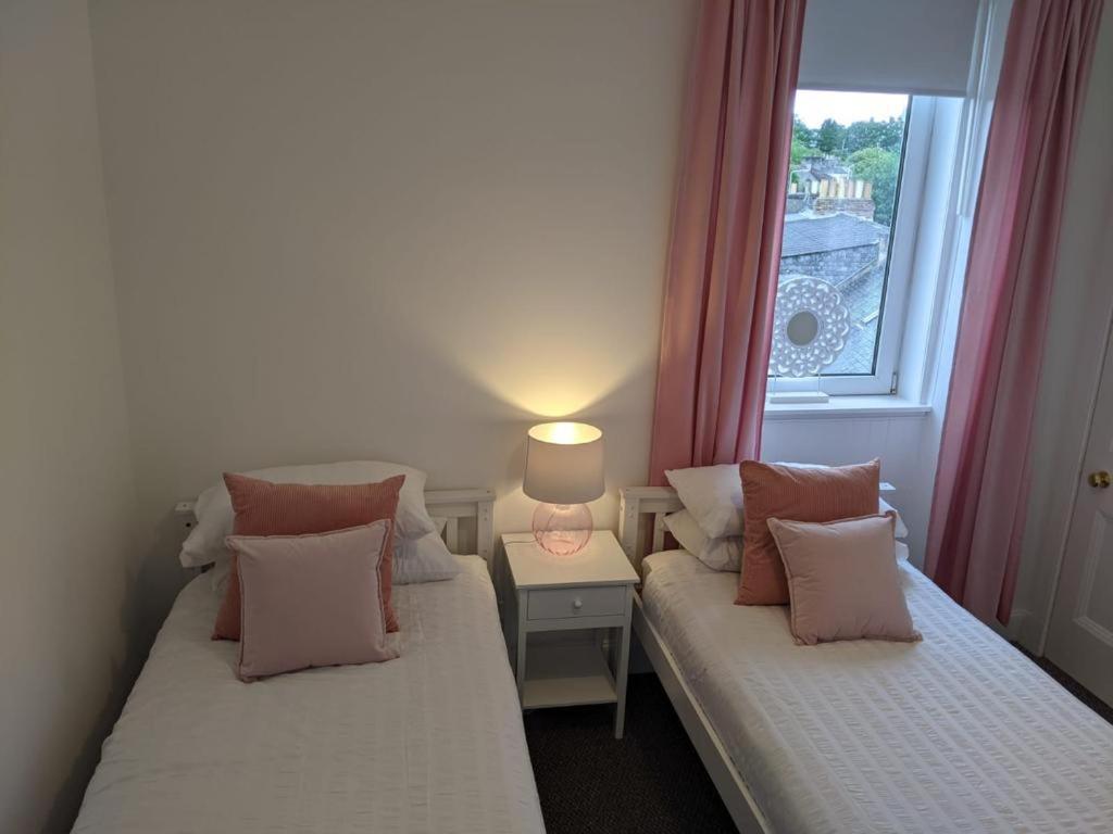 Glenclova - No 5 Bellyeoman, Bright Two Bedroom Apartment 邓弗姆林 外观 照片