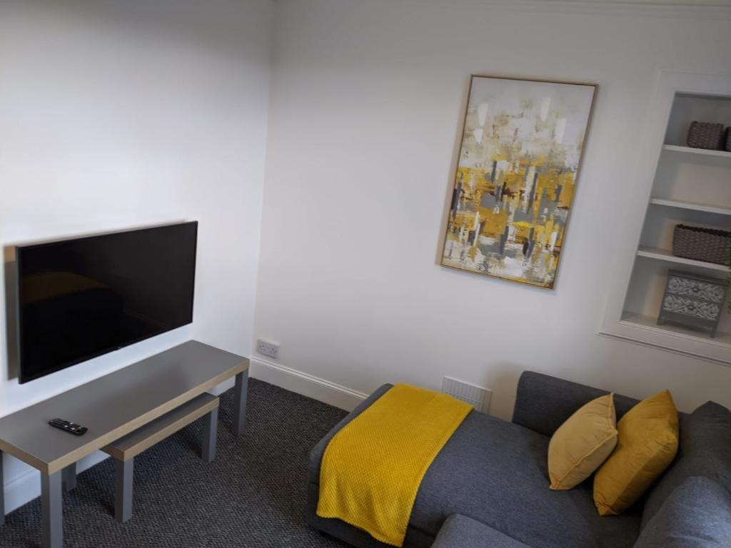 Glenclova - No 5 Bellyeoman, Bright Two Bedroom Apartment 邓弗姆林 外观 照片