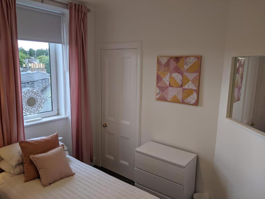 Glenclova - No 5 Bellyeoman, Bright Two Bedroom Apartment 邓弗姆林 外观 照片